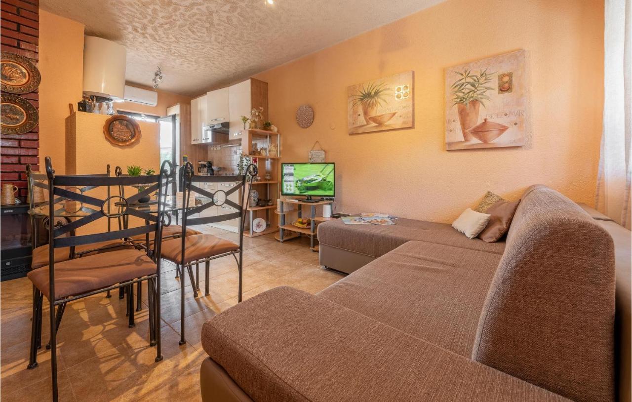 Cozy Home In Vrsi With Wifi Exterior foto