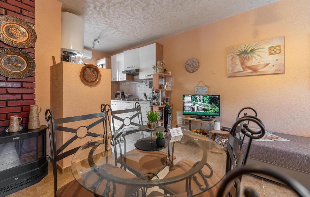 Cozy Home In Vrsi With Wifi Exterior foto