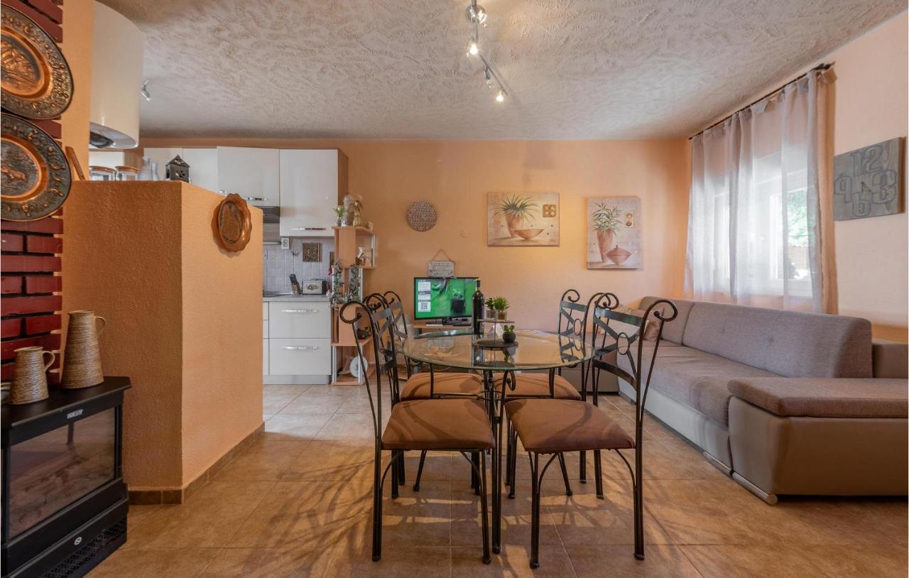 Cozy Home In Vrsi With Wifi Exterior foto